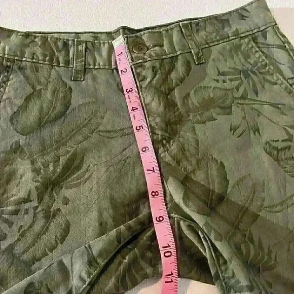 Levi’s Premium Womens Green Palm Leaf Tropical Print Chino Shorts Size 28 - Picture 4 of 9